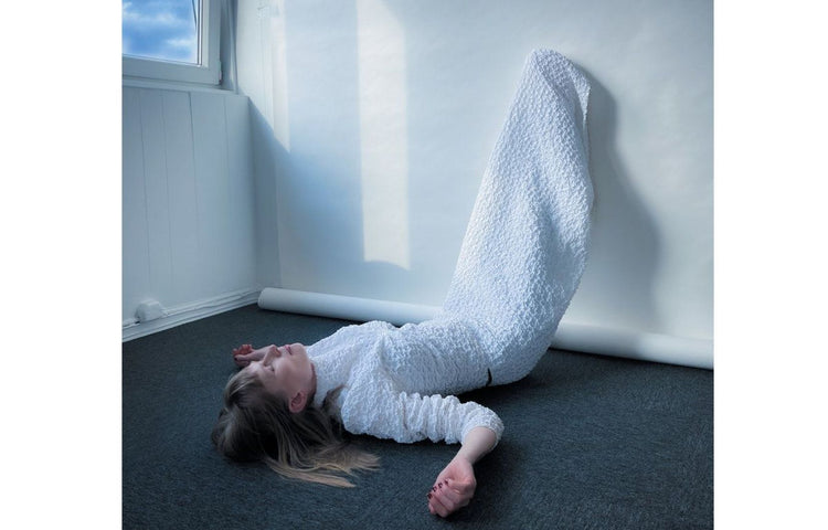 Jenny Hval - Iris Silver Mist